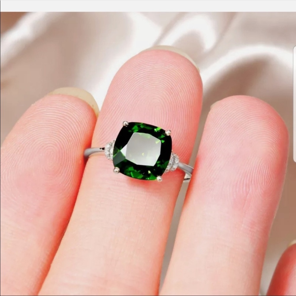 Adorable sterling silver and white sapphire ring - Picture 3 of 4